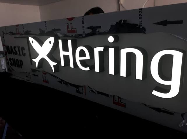 Letreiro Hering iluminado em processo de produção