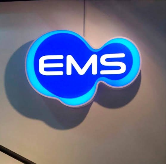 Letreiro EMS iluminado